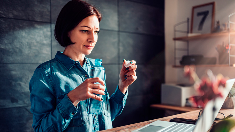 Water drinken uit een drinkfles tijdens het werk